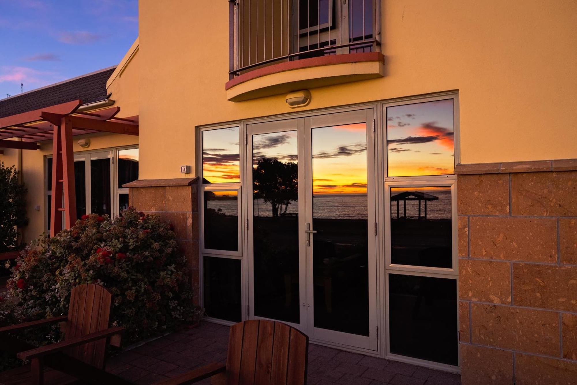 The Anchor Inn Beachfront Motel Kaikoura Exterior photo